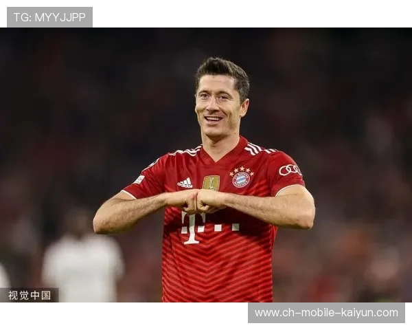 拜仁快速轮转打穿中场，莱万点球稳稳罚中