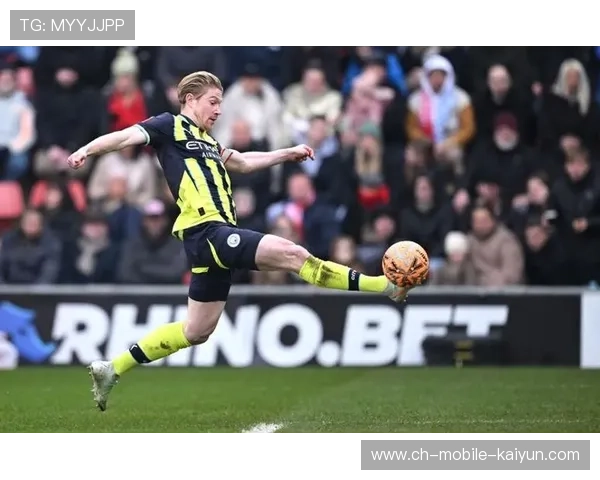 德布劳内踩球变向打造绝美转移，曼城彻底打开局面