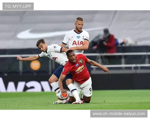 曼联前场跑动更加积极，多次打穿对手纵深