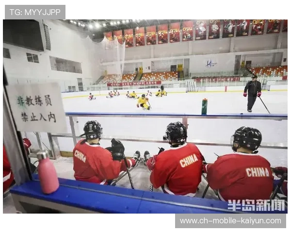 冰球队员比赛中偷吃巧克力被拍